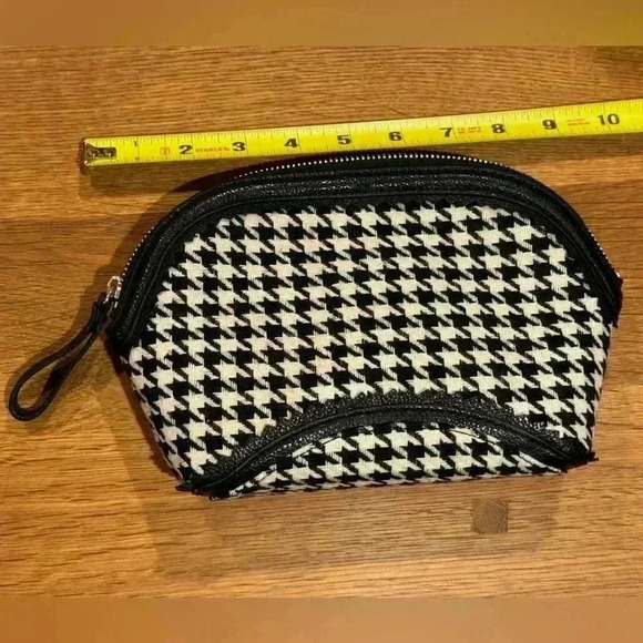Cosmetic pouch - Limited Black and White Herringbone zippered pouch w/ tassels - Picture 6 of 6